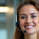Conseiller clientèle au téléphone, souriant