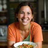 Clara Dubois souriante, posant avec un plat signature